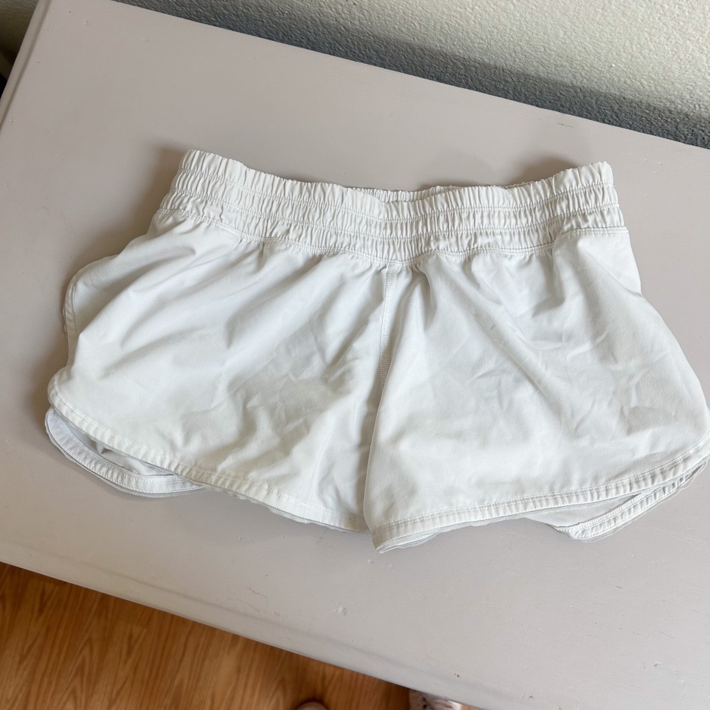Lululemon women detailed white shorts sz 4, 3" inseam